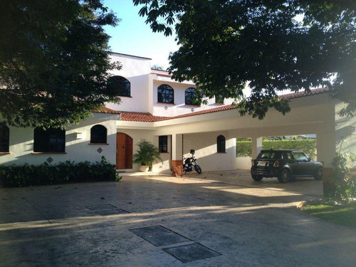 Bellísima Residencia En El Lujoso Club De Golf La Ceiba