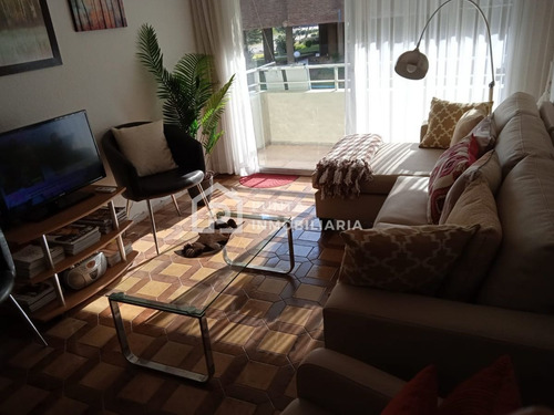 Imagen 2 de 12 de Apartamento De 2 Dormitorios Frente Al Mar En Venta, Playa Mansa