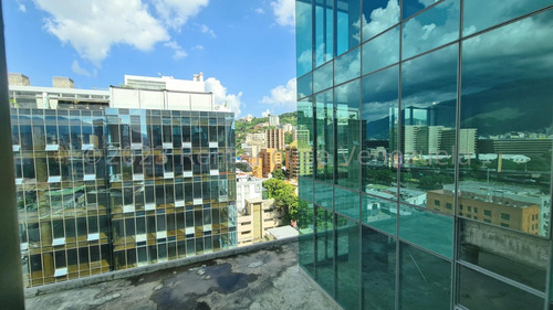 En Venta Local Comercial - Urb. Las Mercedes.