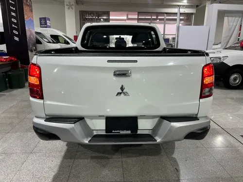 Mitsubishi L200 2.4 Cabina Doble 4x2 Mt
