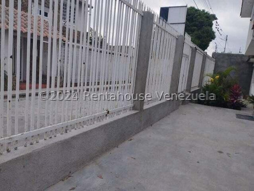 María Valera Trae En Venta Casa-comercial Con 1 Local Extenso Con Su Baño Y Oficina, En Centro Este De Barquisimeto, Agua Constante, Piso De Granito, Cantv, Aba, Ideal Para Uso Comercial O Residencial
