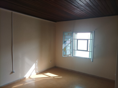 Casa En Dos Plantas Con Parrillero Y Salon Comercial , Acepta Banco , Planos .
