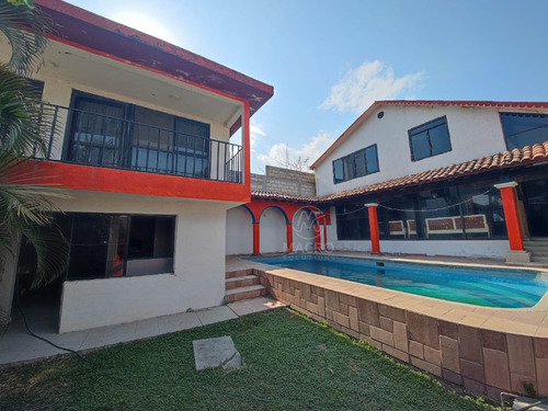 Casa En Venta En Col. Las Brisas, Temixco, Morelos Con Alberca Y Jardín.