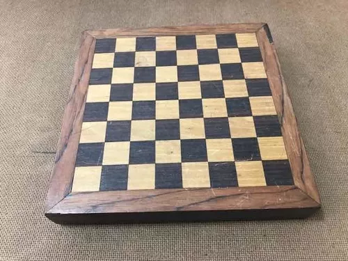 Antigo tabuleiro de Xadrez confeccionado em madeira apr