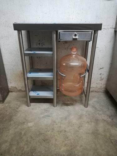 Imagen 1 de 7 de Mesa Con Porta Garrafon En Acero Inoxidable