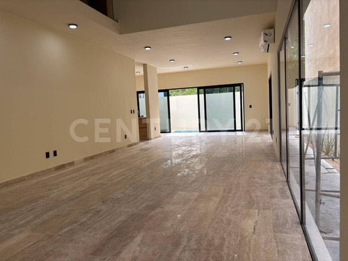 Residencia De Lujo En Vía Cumbres Con Amplios Espacios Y Exclusividad