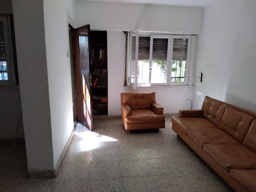Casa Con 2 Dormitorios, Garage Cubierto Y Fondo Libre. Banfield Este.-
