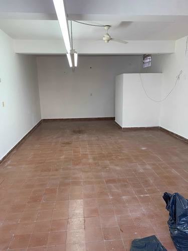 Imagen 2 de 3 de Salón De 100 Mts 1 Baño Y Sótano
