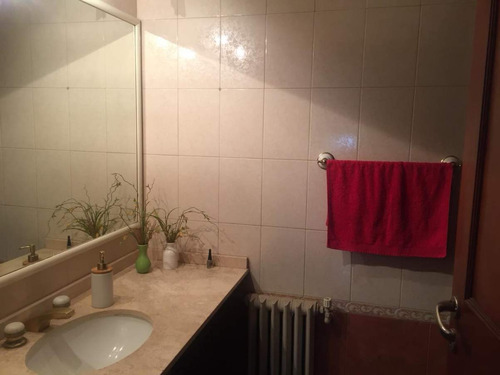 Casa De Categoría En Venta De 3 Dorm. En Villa Cabrera, A Metros Del Shopping.