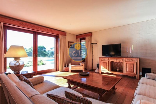 Venta De Casa 4 Dormitorios En Barrio Golf, Punta Del Este.- Ref: 5775