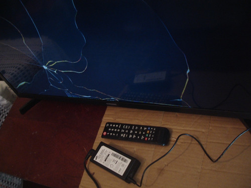 Imagem 5 de 8 de Tv Samsung Series 4 Un32j4290agxzd Hd 32 Tela Quebrada