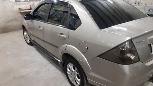 Imagem 8 de 10 de Ford Fiesta 1.6 Class 4 Portas