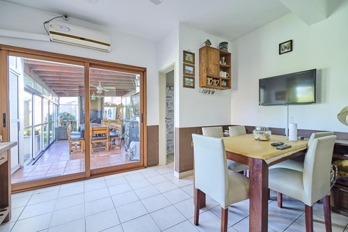 Venta - Casa 7 Amb. En Camino Real Con Jardín, Pileta Y Quincho Cerrado