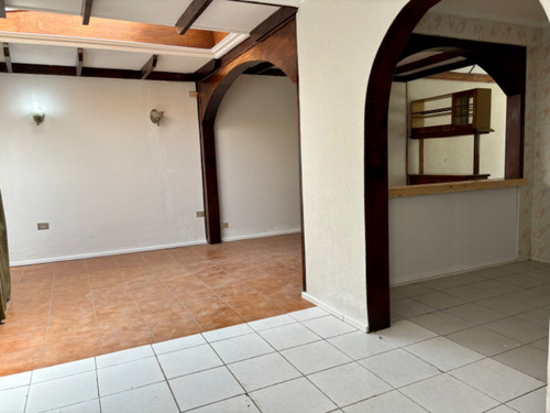 Amplia, Cómoda Y Soleada, 5 Dormitorios, 4 Baños, Sala Estar