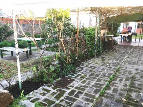 Imagen 19 de 30 de En Venta. Importante Casa Con Amplio Jardin. 900m2 Pellegrin