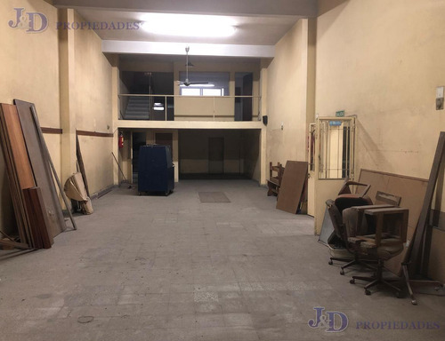 Imponente Edificio En Block En Monserrat