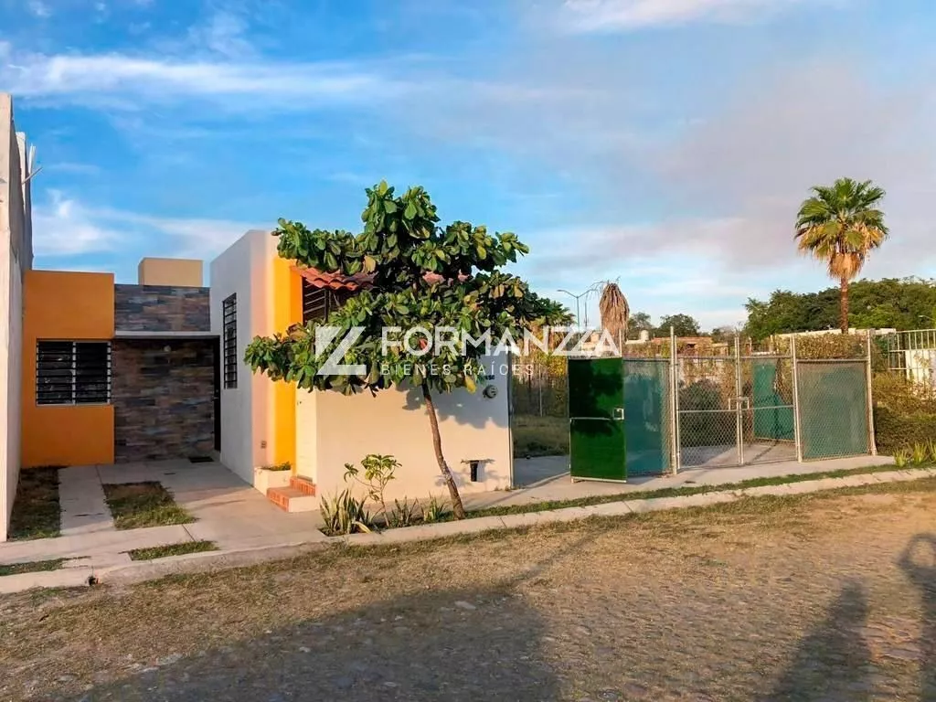 Casa Y Terreno Juntos En Venta En Valle Real En Villa De Álv