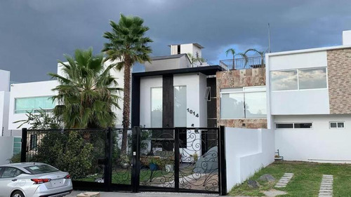 Casa Sola En Venta Con Acabados De Lujo Y Vista Panorámica Desde Su Roof Garden