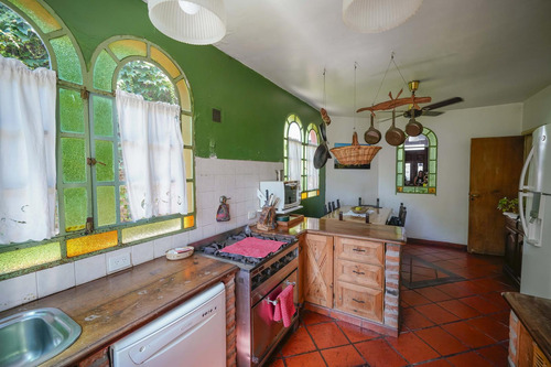 Disfruta De Una Casa Con Jardin, Quincho Y Garage - 5 Ambientes!