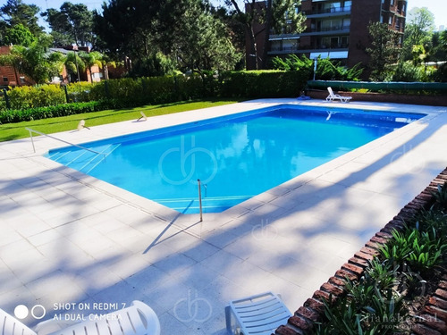 Imagen 2 de 17 de Apartamento De 3 Dormitorios Y Parrillero Propio En Playa Mansa, Punta Del Este- Ref: 54587