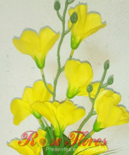 Arranjo Artificial De Flores Com Vaso De Madeira.