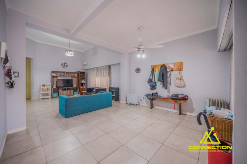 Casa 6 Ambientes En Venta. Banfield Con Pileta