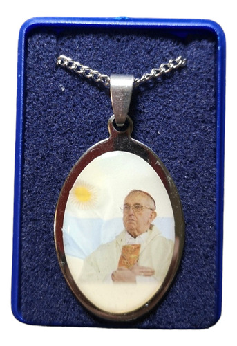 Dije Papa Francisco Bandera Arg Acero Quirurgico C/ Cordon Plateado 45-50cm.