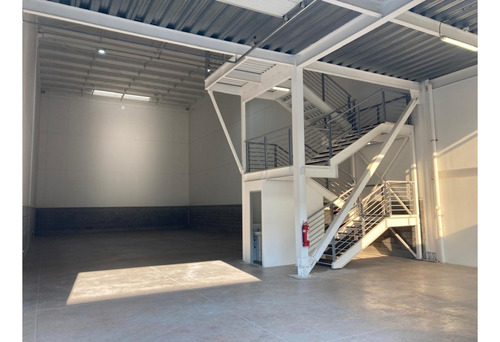 Arriendo Bodega Nueva C/of De 338 M2 En P. Industrial