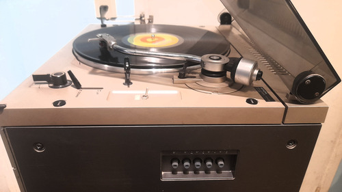 Equipo De Audio Hitachi Con Tocadiscos,casetes,radio,aux Plateado 50 W (Usado)