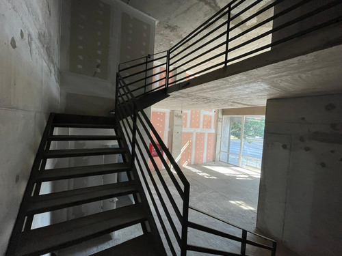 Arriendo Local Comercial De 107,48 M2 + 62,94 M2 De Altillo,