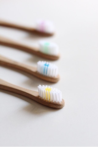 Imagen 6 de 7 de Cepillo De Dientes De Bambú Biodegradable Meraki Caja X 12 U Dureza Niños