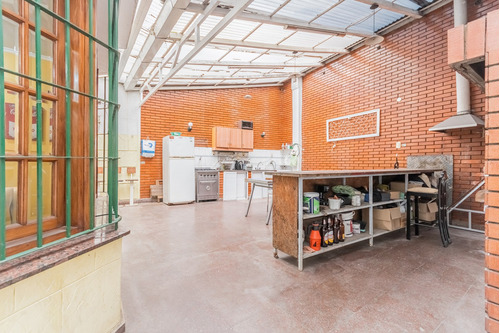 Casa. Gran Potencial Para Desarrollo Inmobiliario. Quincho Y Garage. Avellaneda Centro