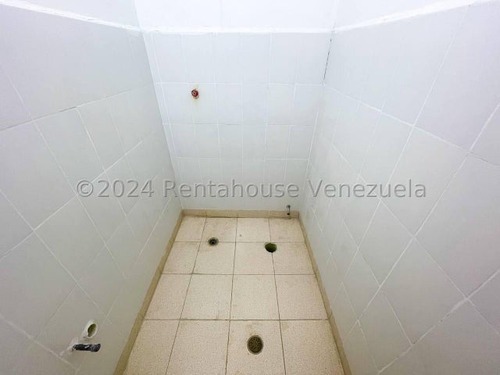 Casa Comercial En Alquiler Chuao Mls #24-21398 Bm