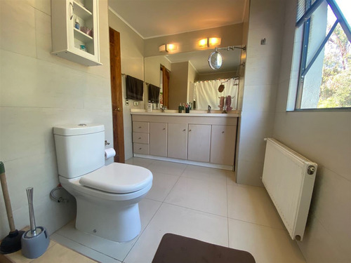 Casa En Venta En Parcela Chicureo Central 5d Más Serv.