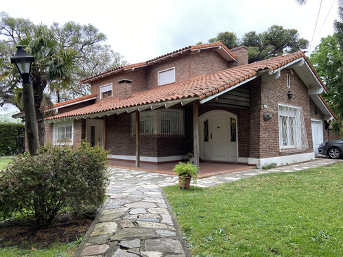 Casa Chalet Con Terreno De 1.820m2 En Castelar Sur