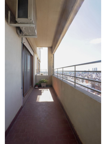 Departamento De 4 Dormitorios Con Cochera- Vista Parcial Al Río