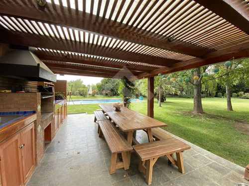 Casa En Arriendo De 5 Dorm. En Colina