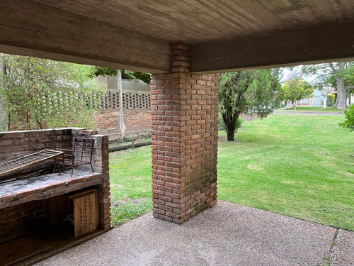 Apartamento Con Entrada Vehicular En Enrique Chaplin Y Sarandí (id: 100156).