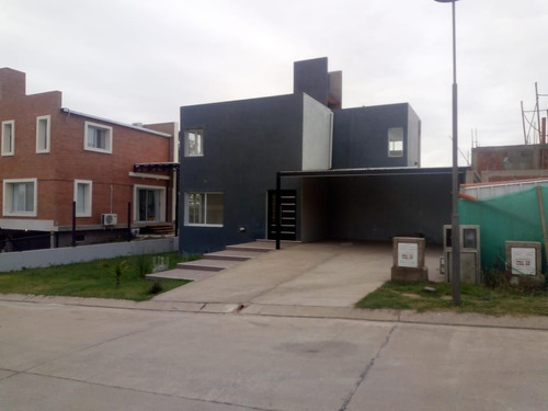 Casa En Venta En Barrio Privado Las Cañitas