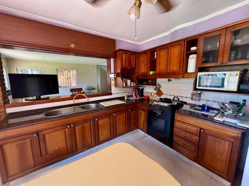 Casa En Venta De 5 Ambientes Con Piscina En Berazategui. Financia O Permuta