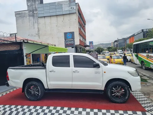 Toyota Hilux 2.7 MT 4X2