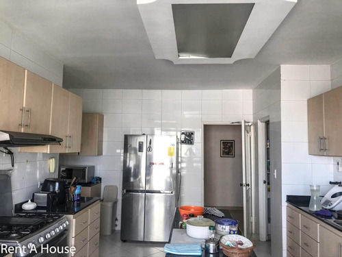 Venta De Apartamento Amoblado En Ph Miramar Plaza, 20-2821