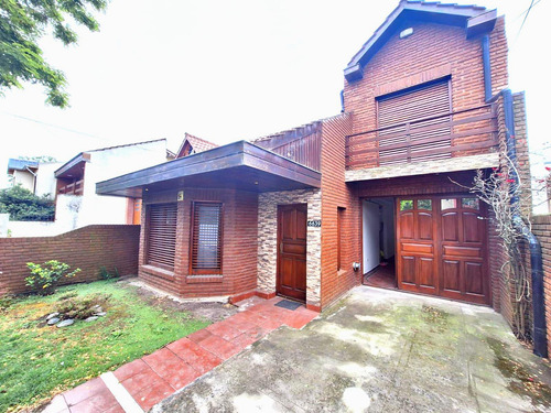 Casa En  Venta Excelente Estado Con Gran Parque Y Garaje Pasante