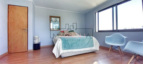 Casa En Venta De 5 Dorm. En Limache