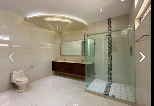 6 Recámaras,6 Baños Y Medio, Con Vestidor, Cochera Para 3