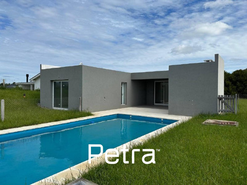 Casa En Venta En Costa Esmeralda. Fondo Libre