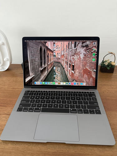 Macbook Air 13 Gris Oscuro (Usado)