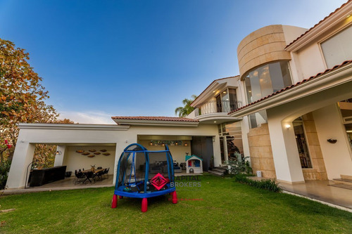 Casa En Venta De Lujo El Palomar Con Vista Panorámica Y Amplio Jardín