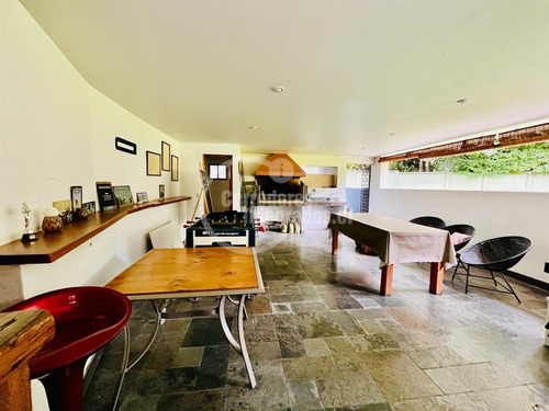 Casa En Venta De 7 Dorm. En Los Dominicos Antiguo