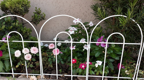 Imagem 4 de 4 de Cerca Grade De Proteção P/ Jardim Cor Branco 33x66 Kit C/ 09